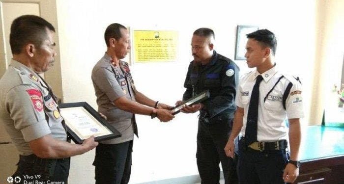 Dua Satpam Luwu Utara Dapat Penghargaan dari Polres