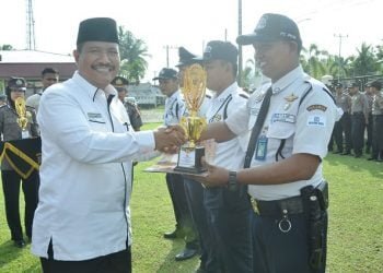 Wakil Walikota Pariaman Beri Penghargaan kepada Sejumlah Satpam