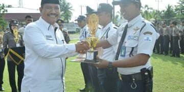 Wakil Walikota Pariaman Beri Penghargaan kepada Sejumlah Satpam