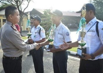 Kapolres Pidie Berikan Penghargaan Tiga Satpam