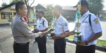 Kapolres Pidie Berikan Penghargaan Tiga Satpam
