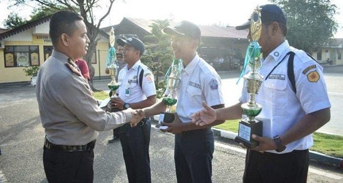 Kapolres Pidie Berikan Penghargaan Tiga Satpam