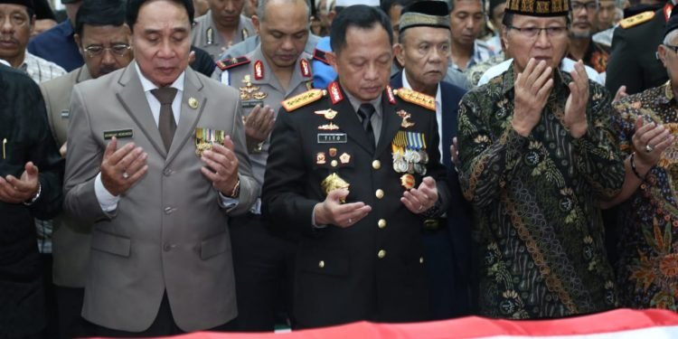 Kapolri Pimpin Upacara Pemakaman Bapak Satpam Indonesia