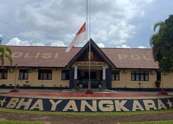 Kantor Kepolisian dan APSI Kibarkan Bendera Setengah Tiang
