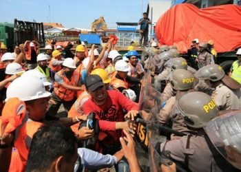 Simulasi Penanganan Unjuk Rasa di Pelabuhan Tanjung Perak