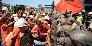 Simulasi Penanganan Unjuk Rasa di Pelabuhan Tanjung Perak