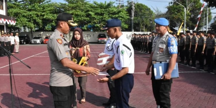 Polres Trenggalek Berikan Sertifikat Gada Pratama Satpam