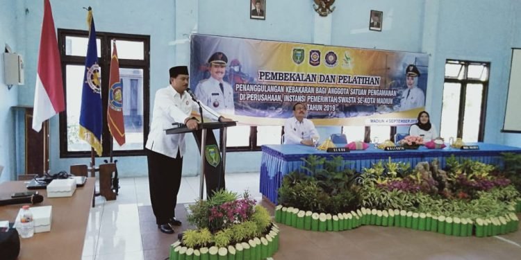 Antisipasi Kebakaran, Satpam di Madiun Dilatih Pemadaman