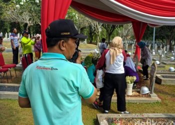 Satpam Himbau Peziarah Tidak Selfi di Makam BJ Habibie