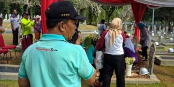 Satpam Himbau Peziarah Tidak Selfi di Makam BJ Habibie