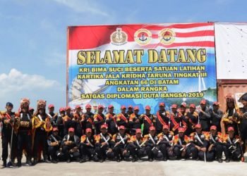 Drumband Satpam PTP Sambut KRI Bima Suci 945 di Batam