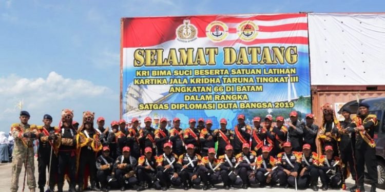 Drumband Satpam PTP Sambut KRI Bima Suci 945 di Batam