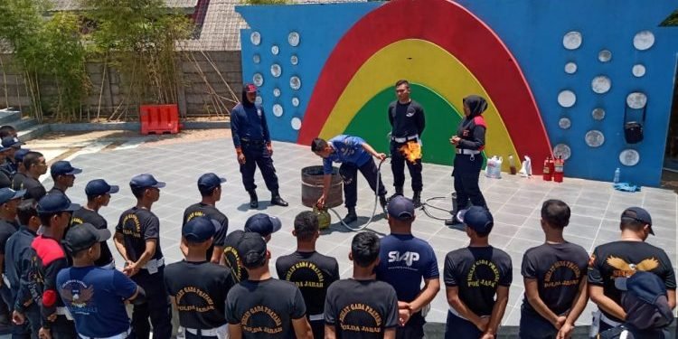 Puluhan Satpam di Pangandaran Latihan Penanganan Kebakaran
