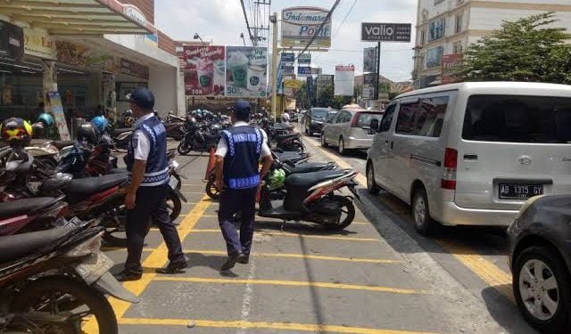 Polemik Pengelolaan Parkir Minimarket oleh Ormas di Bekasi