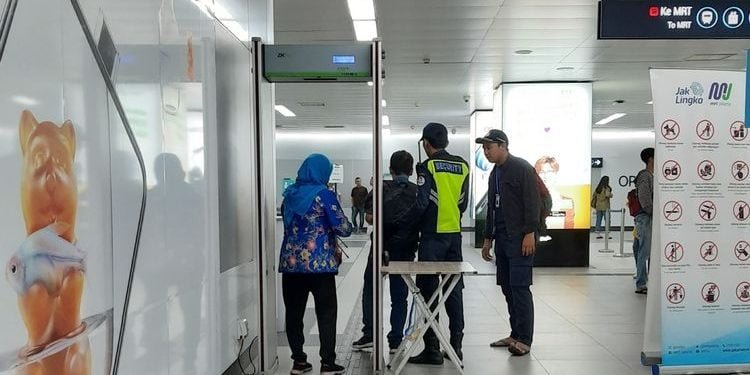 Satpam Tingkatkan Keamanan di Setiap Stasiun MRT