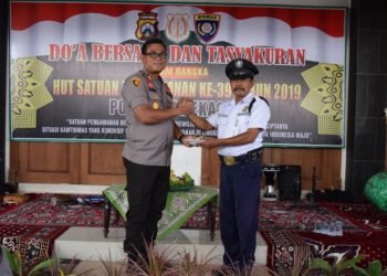 Polres Pamekasan Gelar Potong Tumpeng di HUT Satpam ke-39