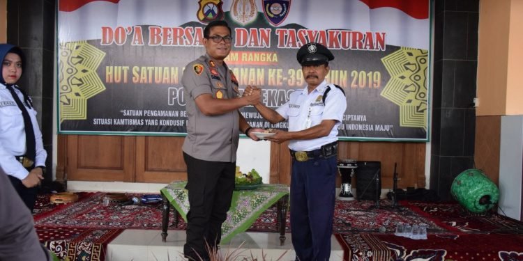 Polres Pamekasan Gelar Potong Tumpeng di HUT Satpam ke-39