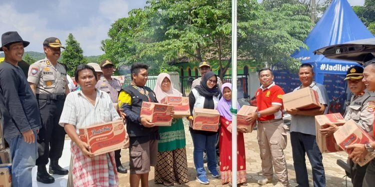 Polda Banten dan PT. Panglima Siaga Bangsa Bantu Korban Banjir Lebak