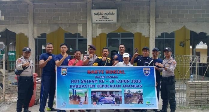 Satpam dan Polri di Anambas Gelar Bakti Sosial di Masjid