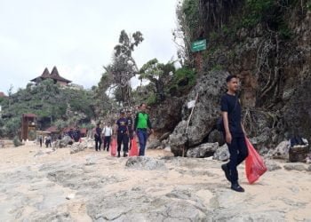 Peringati HUT Satpam, Polres Gunungkidul Bersih-bersih Pantai