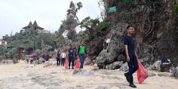 Peringati HUT Satpam, Polres Gunungkidul Bersih-bersih Pantai