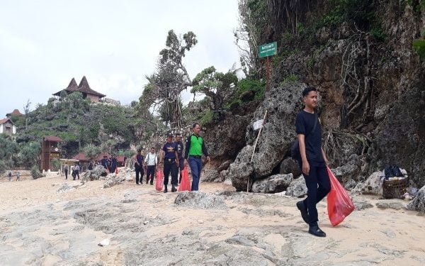 Peringati HUT Satpam, Polres Gunungkidul Bersih-bersih Pantai