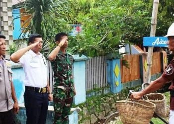 TNI, Polri dan Satpam Hormat kepada Penjual Ikan Keliling