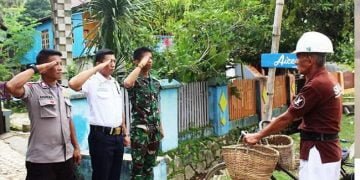 TNI, Polri dan Satpam Hormat kepada Penjual Ikan Keliling