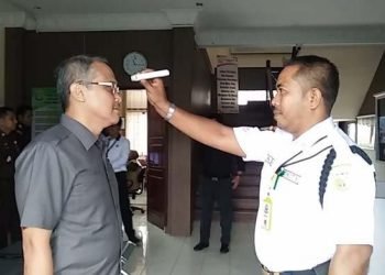 satpam periksa suhu tubuh