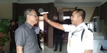 satpam periksa suhu tubuh