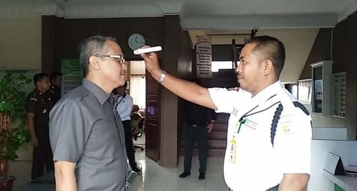 satpam periksa suhu tubuh