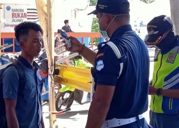 satpam cek suhu pengunjung