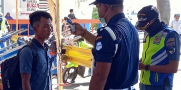 satpam cek suhu pengunjung