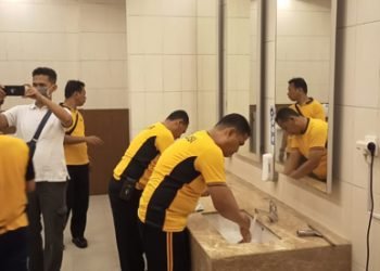 Cegah Virus Corona, Polsek Cileungsi Bersama Satpam Bersihkan Mal