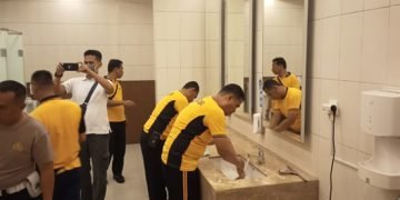 Cegah Virus Corona, Polsek Cileungsi Bersama Satpam Bersihkan Mal