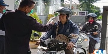 Cegah Corona, Satpam Periksa Suhu Tubuh Penghuni Kampus UNISA