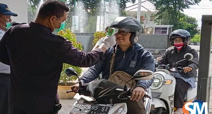 Cegah Corona, Satpam Periksa Suhu Tubuh Penghuni Kampus UNISA