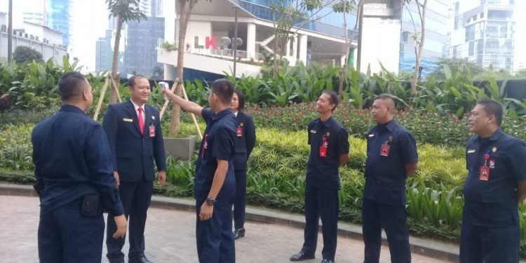 satpam hadapi corona