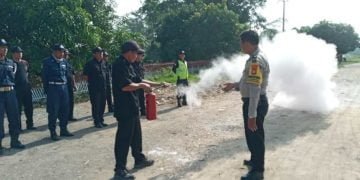 satpam latihan damkar