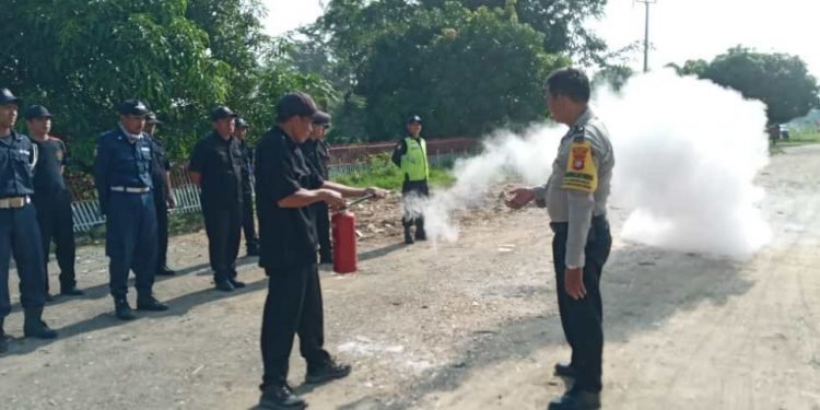 satpam latihan damkar