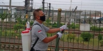 satpam semprot disinfektan