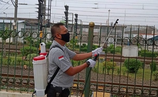 satpam semprot disinfektan