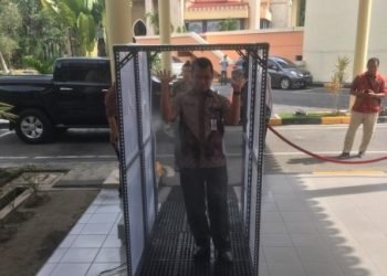 Pengamanan Gedung DPRD Riau Diperketat, Pengunjung Lalui Bilik Disinfektan