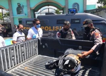 Petugas Keamanan Kolam Renang Temukan Barang Diduga Bom