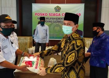 Kakanwil Kemenag Sulteng Serahkan ZIS kepada Satpam