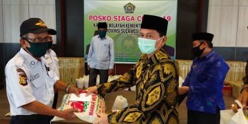 Kakanwil Kemenag Sulteng Serahkan ZIS kepada Satpam