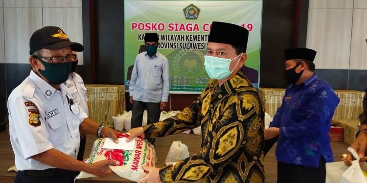Kakanwil Kemenag Sulteng Serahkan ZIS kepada Satpam