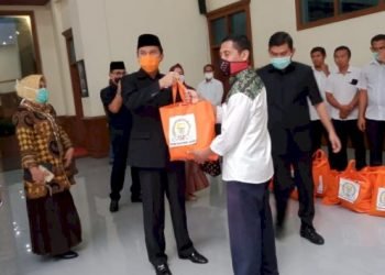 Anggota DPRD Pronvinsi Jambi Bagikan Sembako ke Satpam