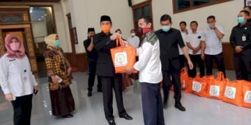 Anggota DPRD Pronvinsi Jambi Bagikan Sembako ke Satpam