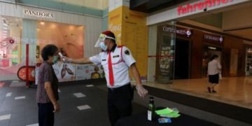 Seluruh Petugas Security di Mal Malaysia Dites Swab setelah Terpapar Covid-19